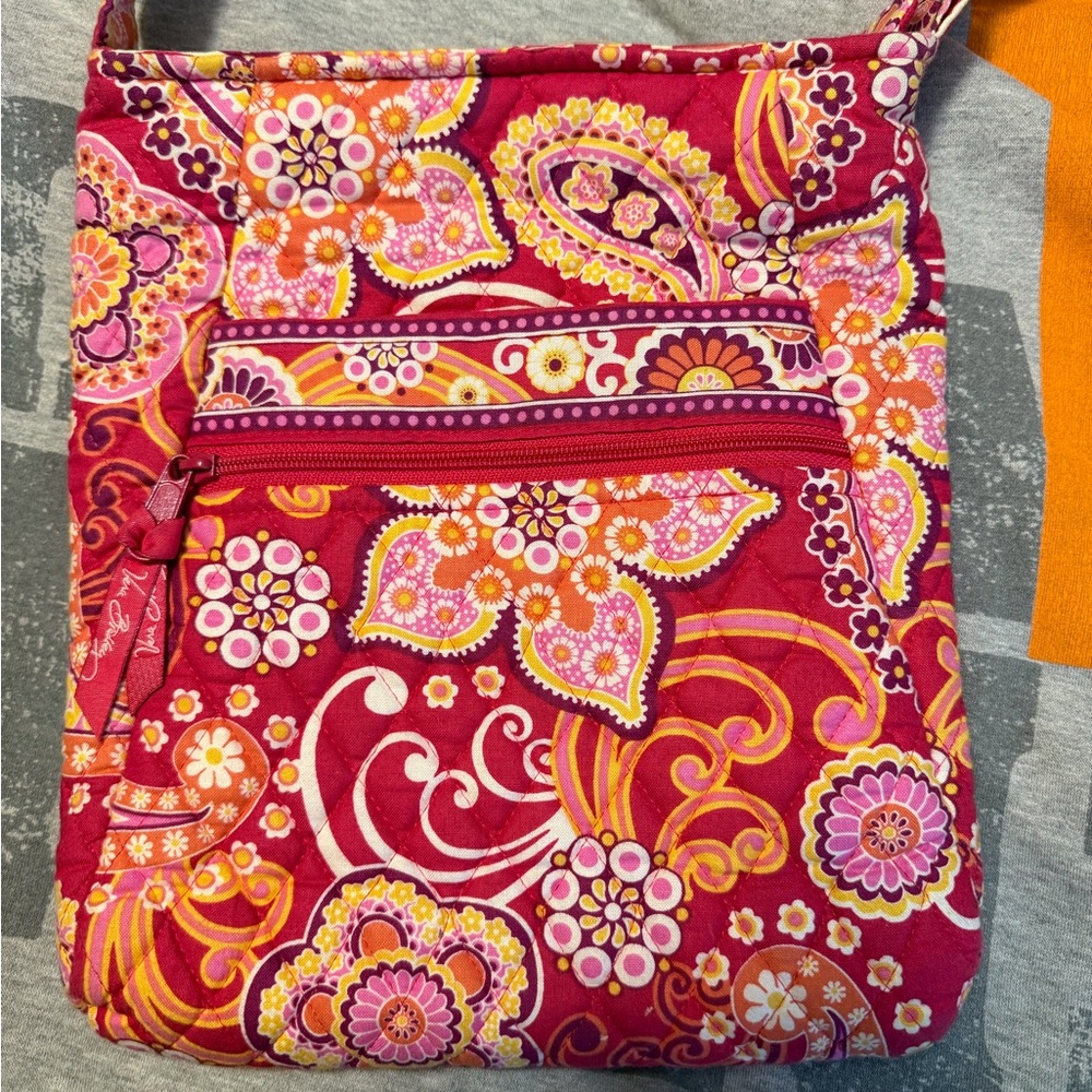 Vera Bradley strawberry Fizz Quilted Crossbody Bag with matching card holder - Picture 2 of 6
